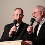 Barry Barnett (links) mit Gerhard Bially als Übersetzer