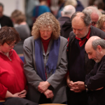 Rechts vorne: Avi Snyder (Europadirektor von „Juden für Jesus“ im Gebet mit anderen Teilnehmern)